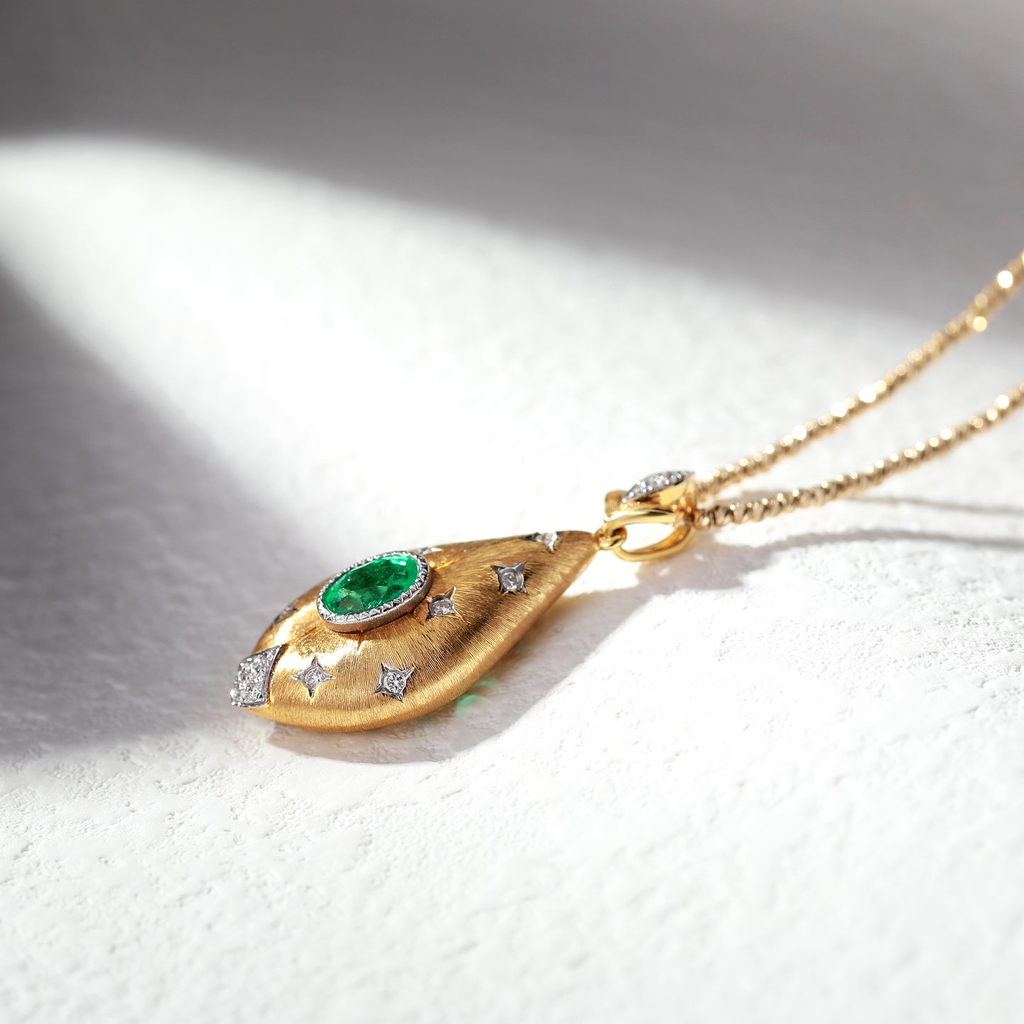 18K Gold Emerald Pendant Necklace with Diamond