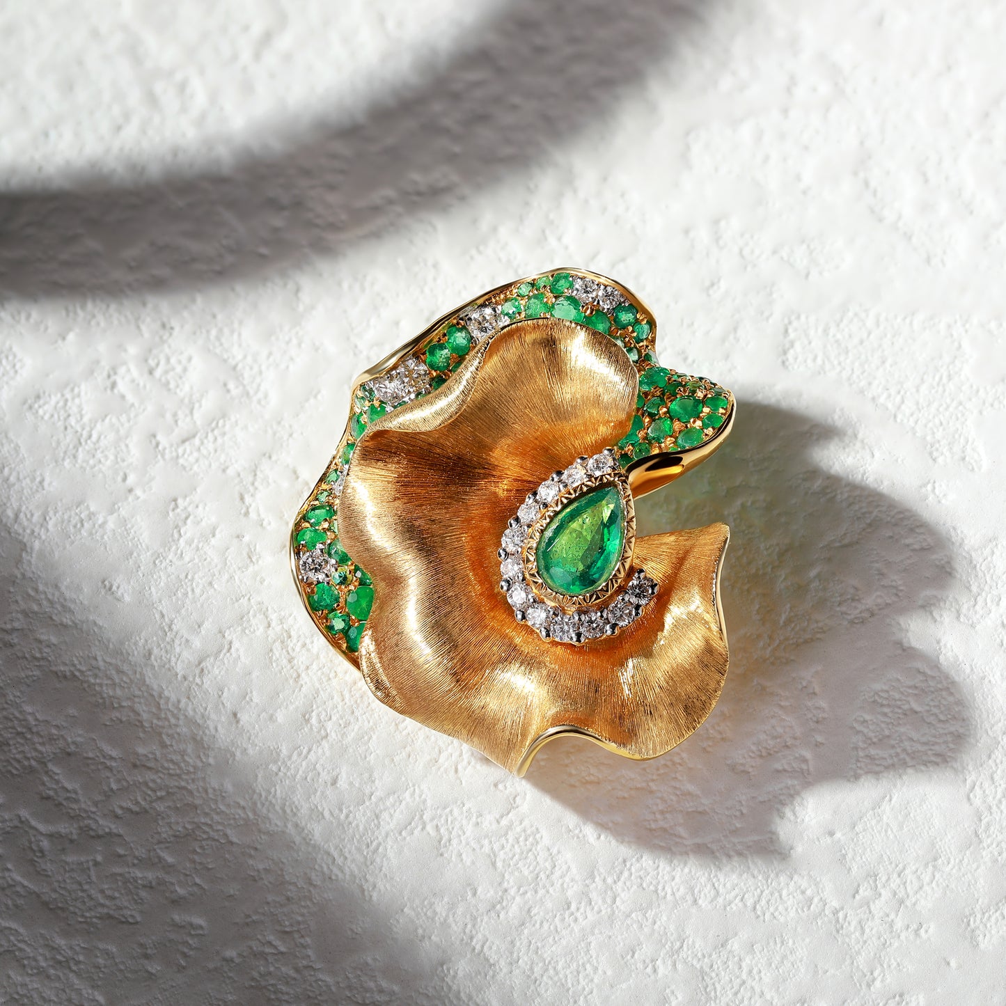 18K Gold Pear Emerald Pendant Necklace with Diamond