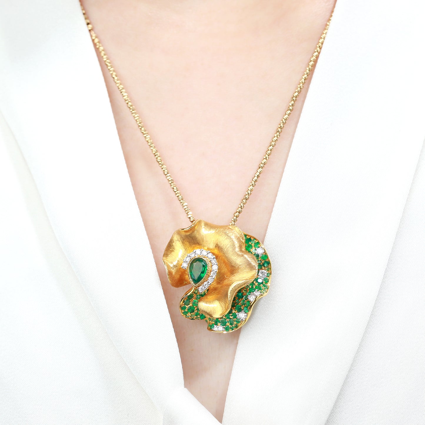 18K Gold Pear Emerald Pendant Necklace with Diamond
