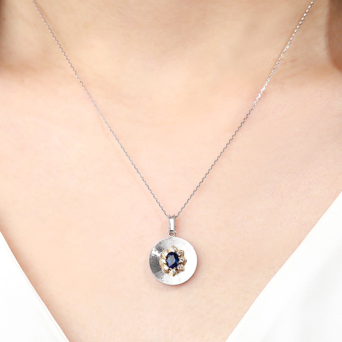 18K Gold Royal Blue Sapphire Pendant Necklace with Diamond