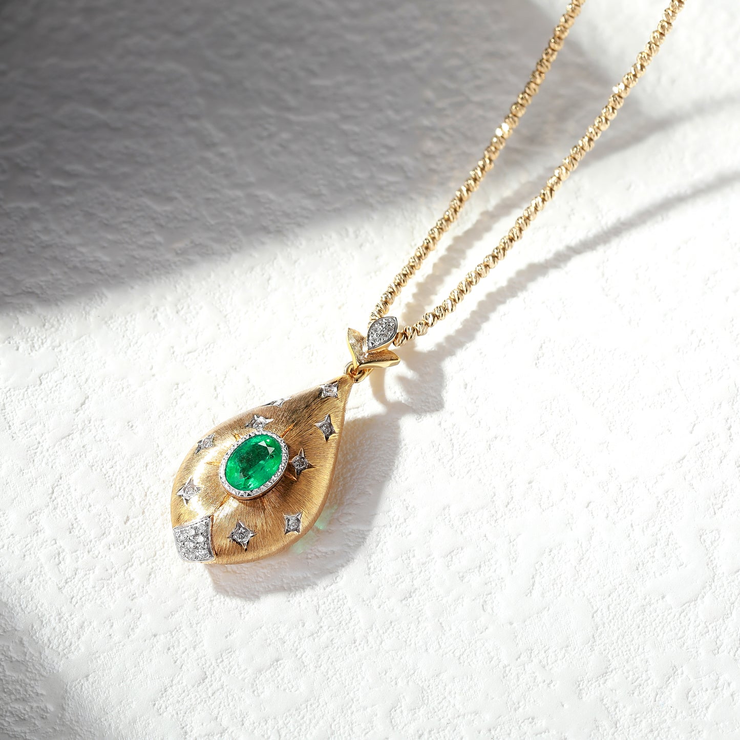 18K Gold Emerald Pendant Necklace with Diamond