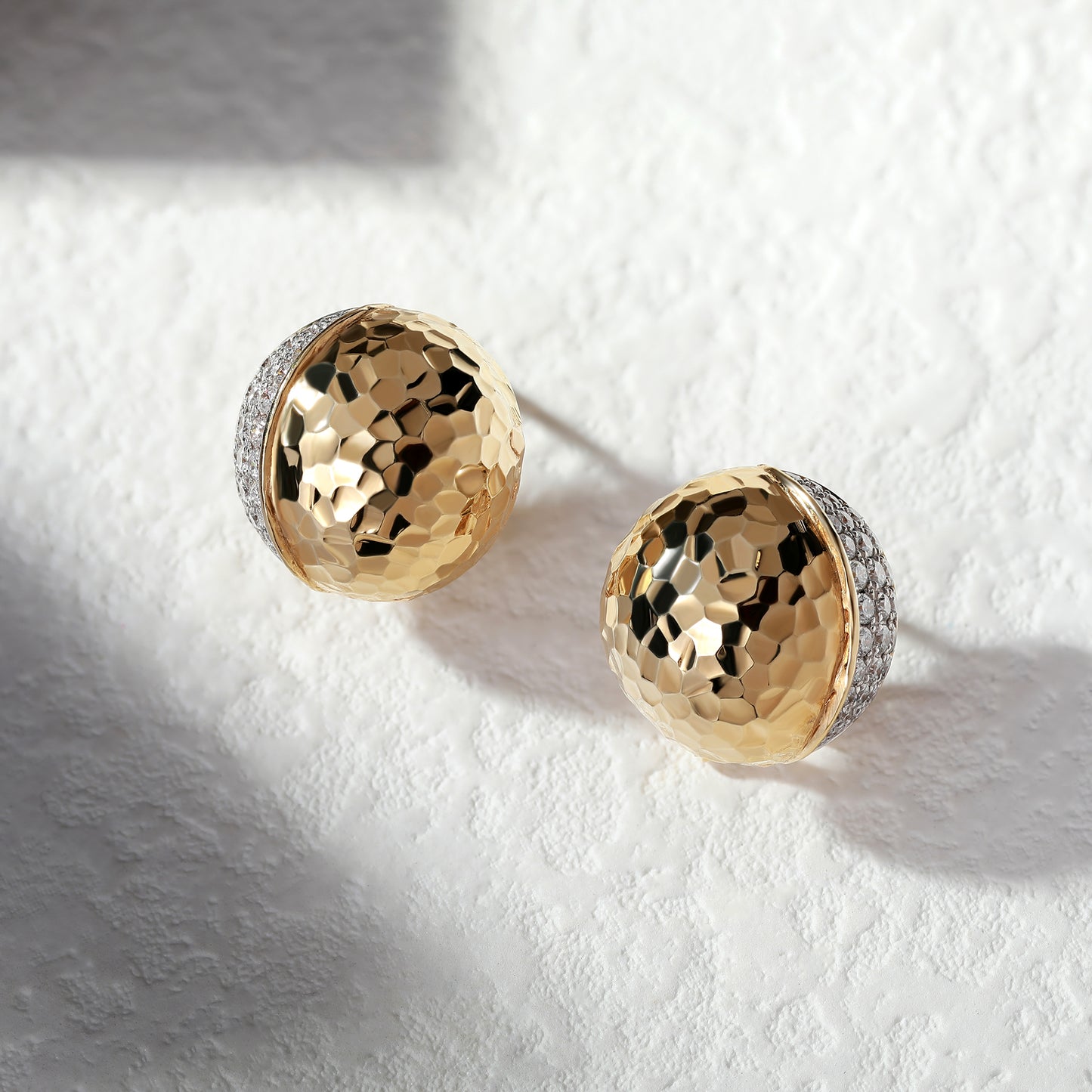 18K Gold Hammer pattern Earrings with Diamond