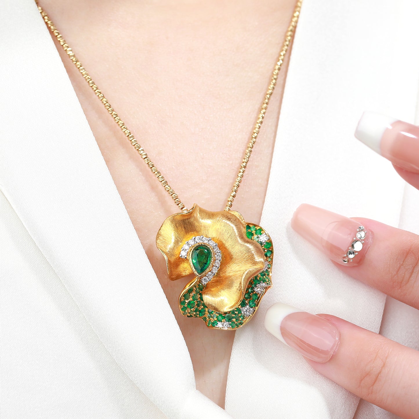 18K Gold Pear Emerald Pendant Necklace with Diamond