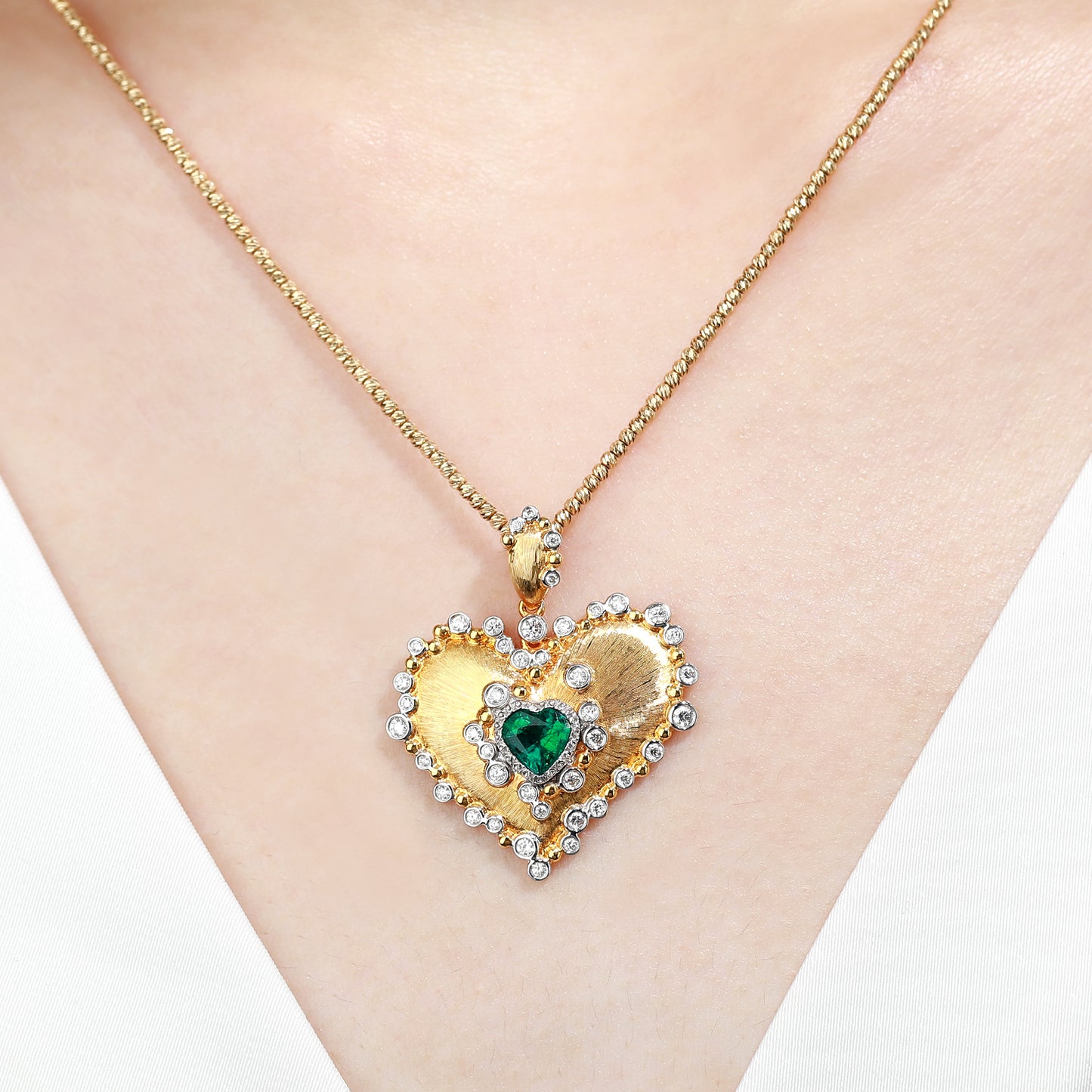 18K Gold Heart Cut Emerald Pendant Necklace Diamond