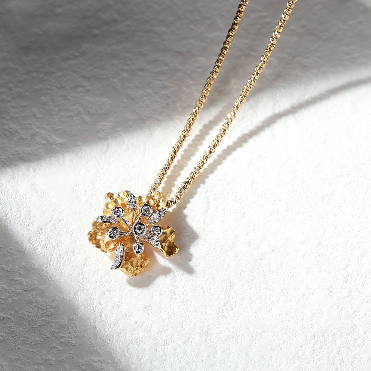 18K Gold Diamond Pendant Necklace