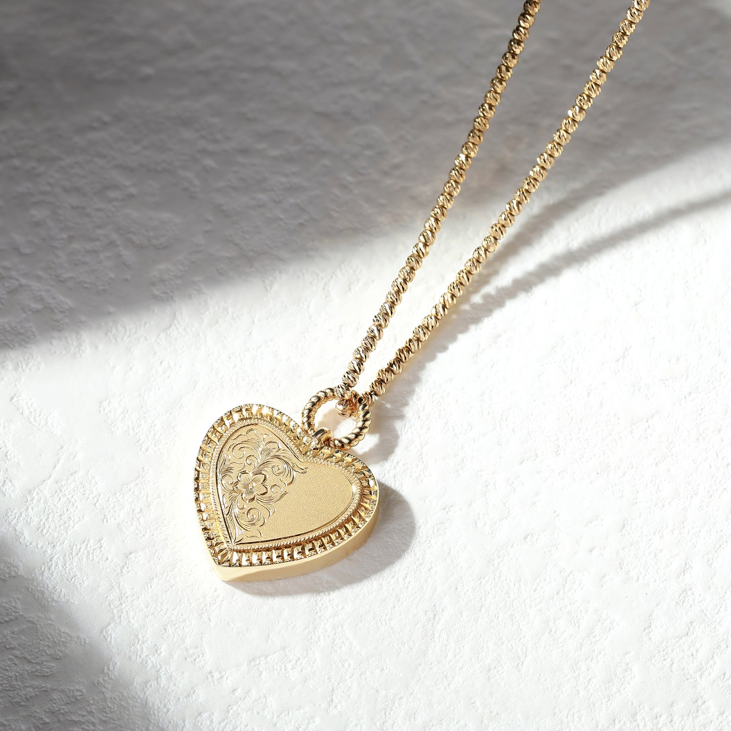 18K Gold Pendant Necklace with Engraving Process