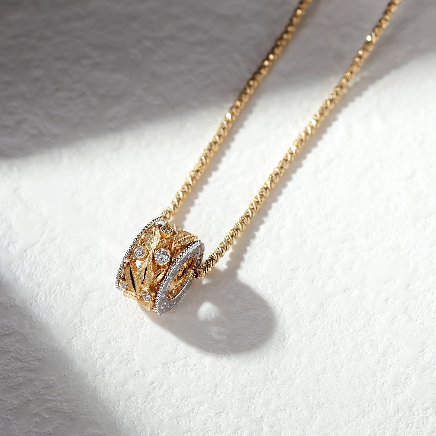 18K Gold Diamond Pendant Necklace