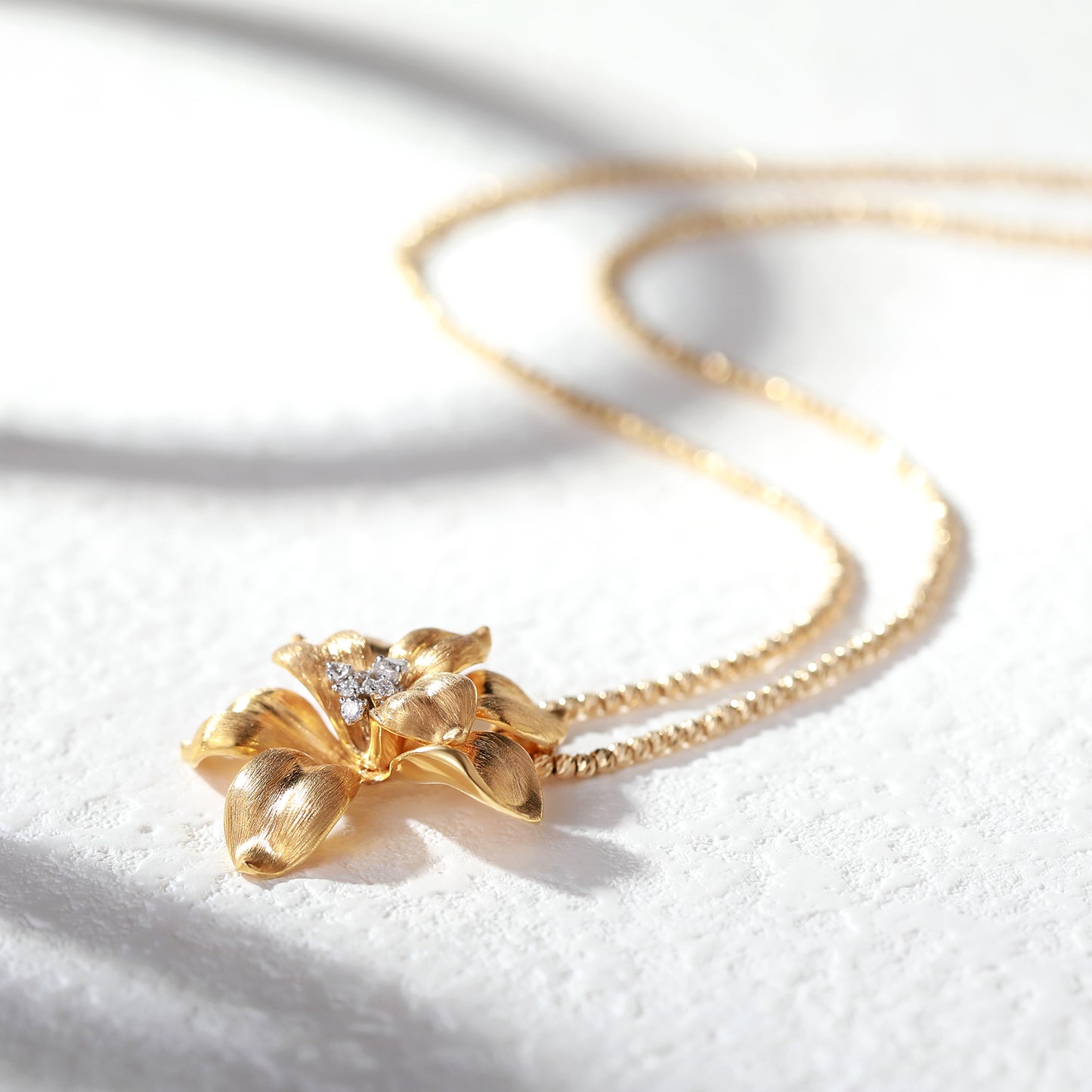 18K Gold Diamond Pendant Necklace