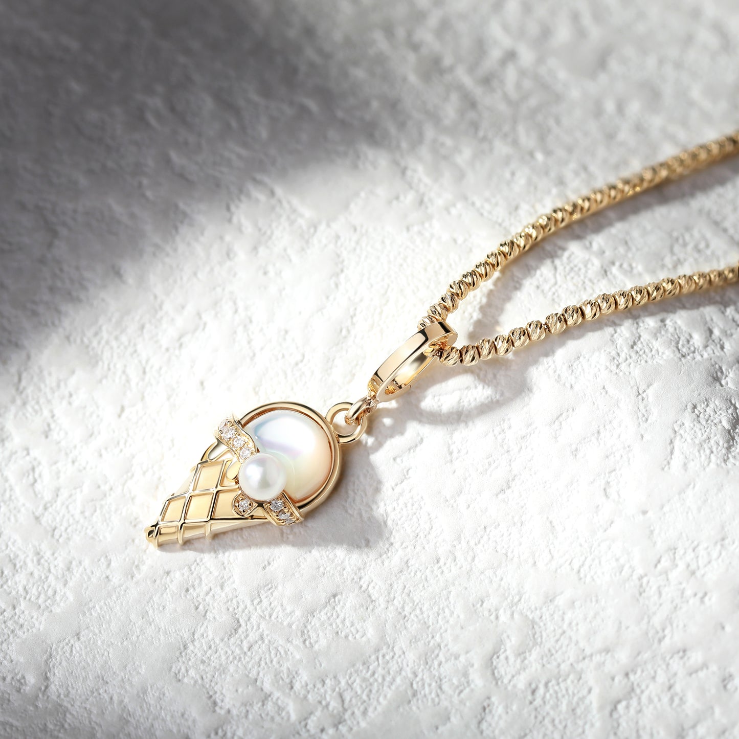 18K Gold Diamond Pendant Necklace with Pearl