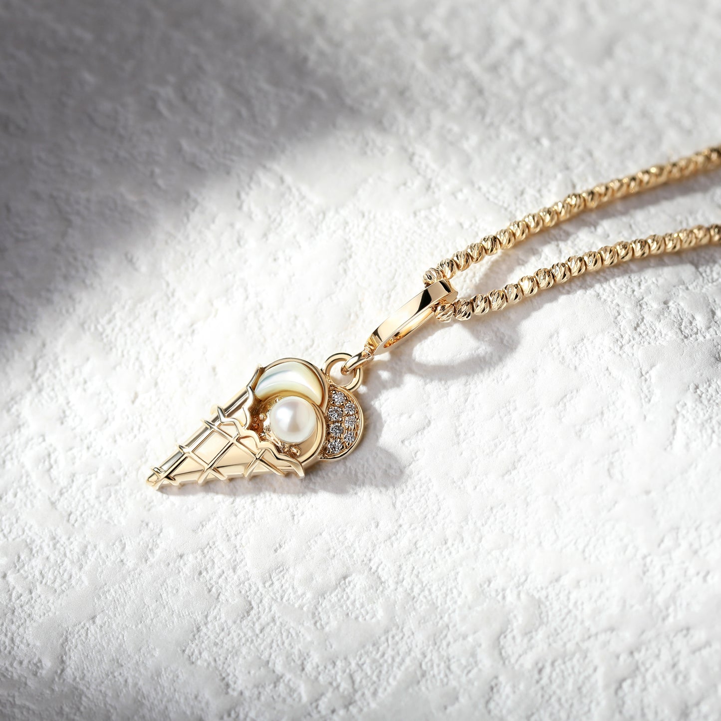 18K Gold Diamond Pendant Necklace with Pearl