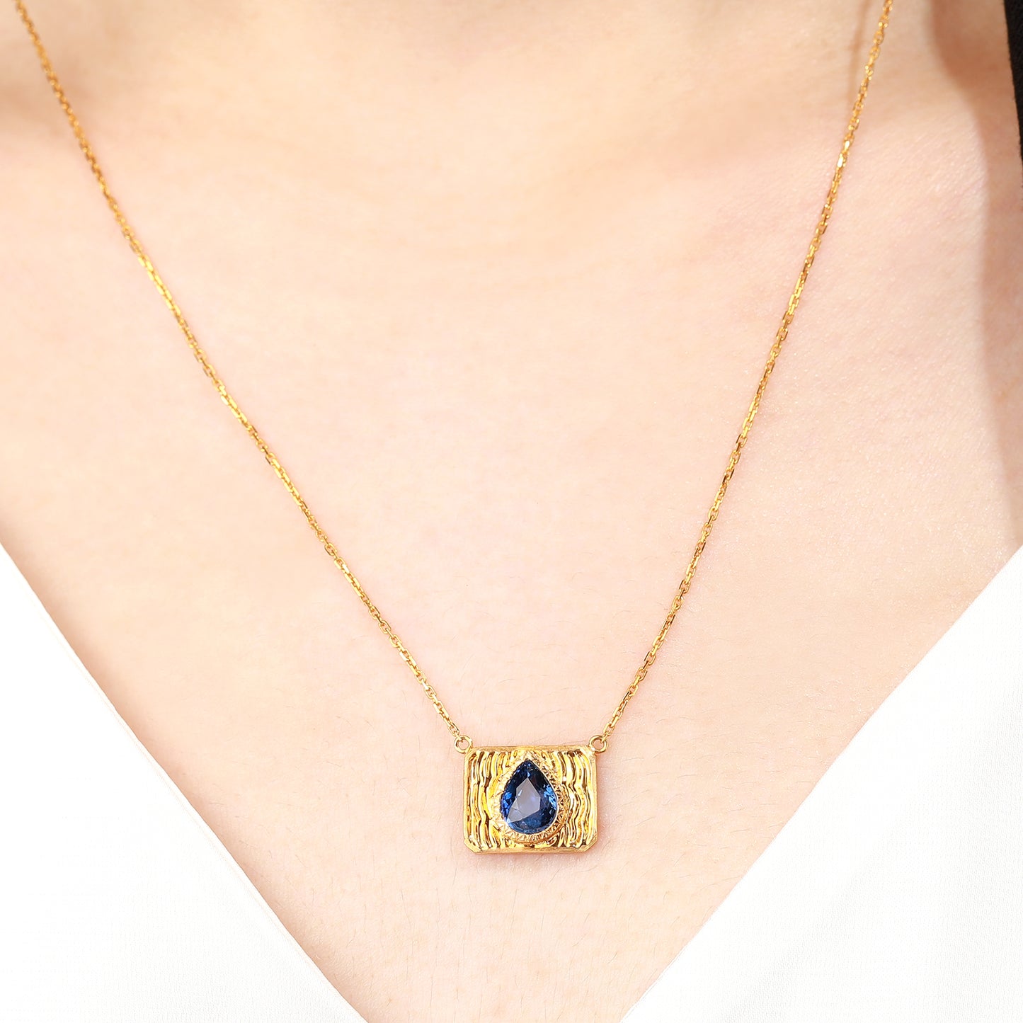 18K Gold Blue Sapphire Vintage Necklace