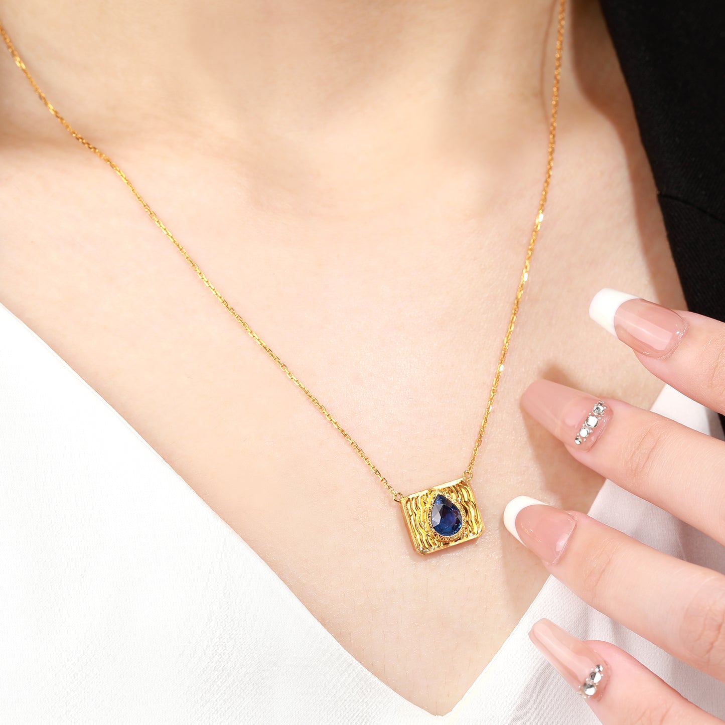 18K Gold Blue Sapphire Vintage Necklace