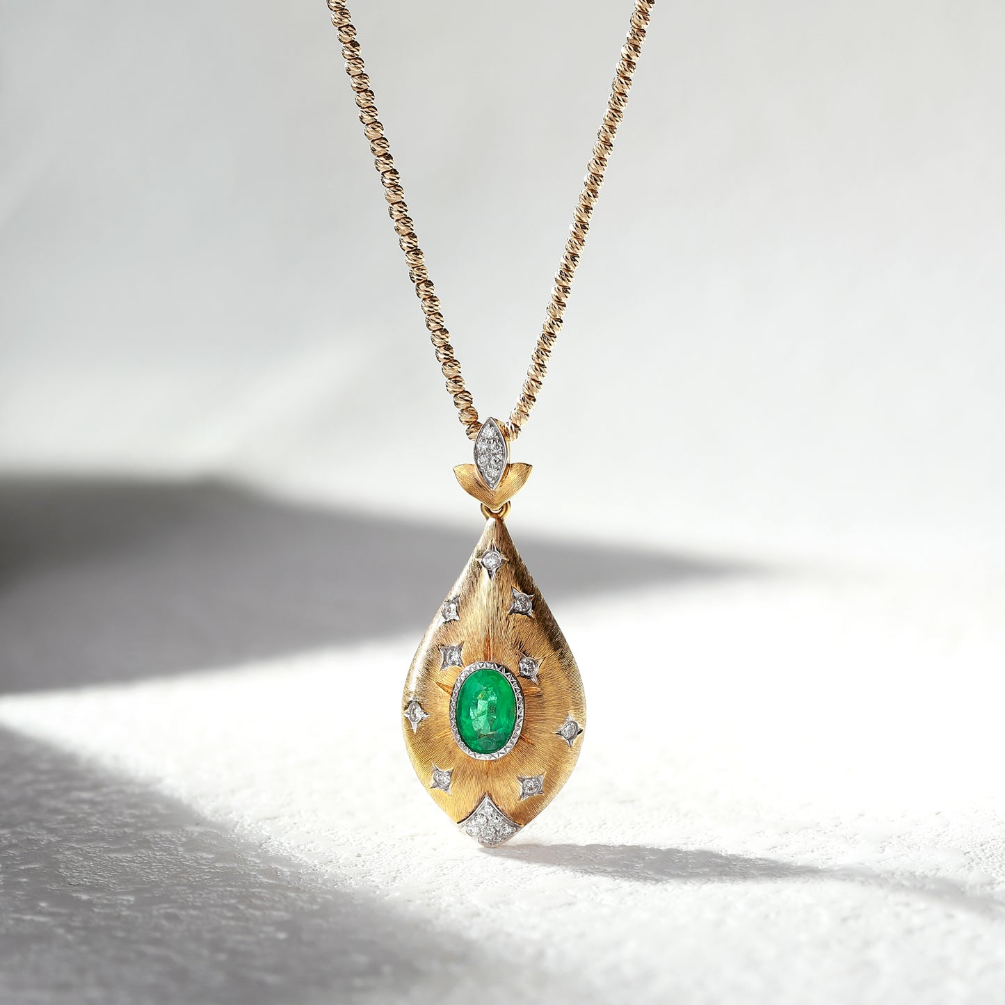 18K Gold Emerald Pendant Necklace with Diamond