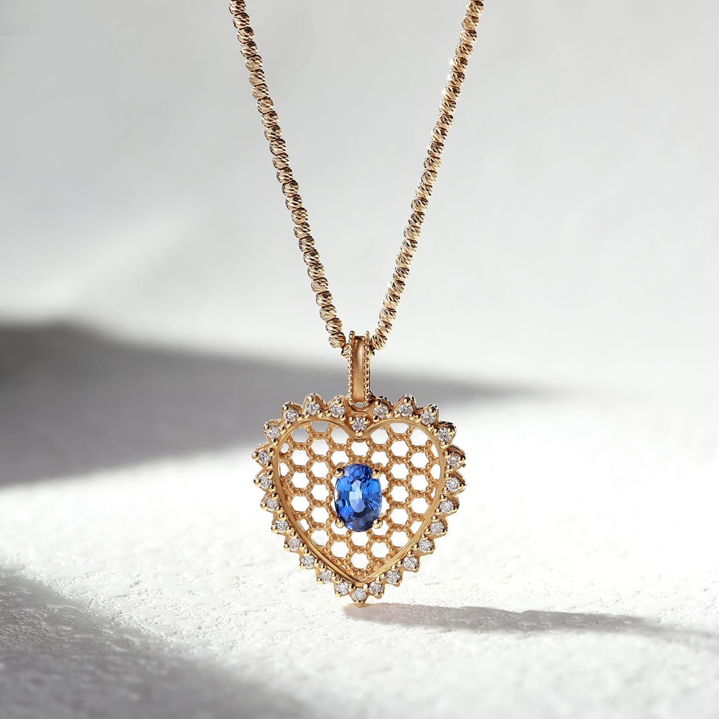 18K Gold Cornflower Blue Sapphire Pendant Necklace with Diamond